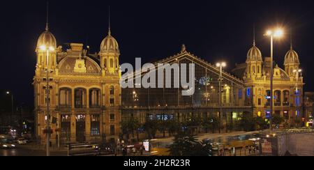 Ungarn, Budapest, Westbahnhof am Nyugati Platz,tér und der Teréz körút, gebaut 1874-1877 von der Firma Eiffel in Paris, Abendstimmung | Hungary, Budap Stockfoto