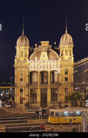 Ungarn, Budapest, Westbahnhof am Nyugati Platz,tér und der Teréz körút, gebaut 1874-1877 von der Firma Eiffel in Paris, Abendstimmung | Hungary, Budap Stockfoto