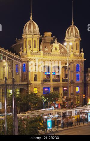 Ungarn, Budapest, Westbahnhof am Nyugati Platz,tér und der Teréz körút, gebaut 1874-1877 von der Firma Eiffel in Paris, Abendstimmung | Hungary, Budap Stockfoto