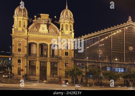 Ungarn, Budapest, Westbahnhof am Nyugati Platz,tér und der Teréz körút, gebaut 1874-1877 von der Firma Eiffel in Paris, Abendstimmung | Hungary, Budap Stockfoto