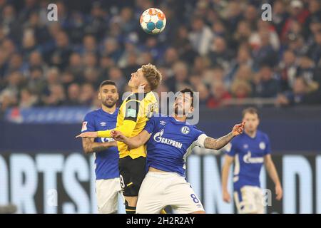 Schalke, Deutschland. 23. Okt, 2021. firo: 23.10.2021 Fuvuball: Fußball: 2. Bundesliga, Saison 2021/2022 FC Schalke 04 - Dynamo Dresden Danny Latza, Duels Credit: dpa/Alamy Live News Stockfoto