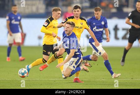 Schalke, Deutschland. 23. Okt, 2021. firo: 23.10.2021 Fuvuball: Fußball: 2. Bundesliga, Saison 2021/2022 FC Schalke 04 - Dynamo Dresden Duels, Marius Bvºlter Credit: dpa/Alamy Live News Stockfoto