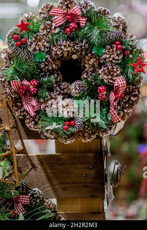 Schöne Weihnachten Kranz auf Store Front Stockfoto