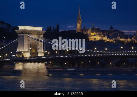 Ungarn, Budapest, Donau, Blick über die Kettenbrücke auf den Burgberg mit der Matthiaskirche, Fischerbastion und Hilton-Hotel, Abendstimmung | Hungary Stockfoto