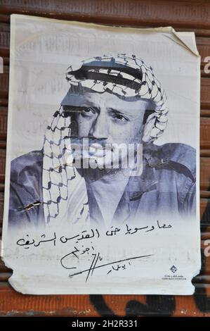 Plakate und Schriften von Anführer Yasser Arafat, die auf den Straßen Palästinas, Palästina, hängen Beytullahim, Juni 19 2012 Stockfoto