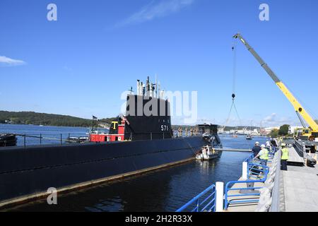 Groton, Usa. 15. Oktober 2021. Das historische Schiff USS Nautilus der US Navy wird von der Pier-Seite bewegt, um am 15. Oktober 2021 in Groton, Connecticut, am Submarine Base New London, den Fluss hochgeschleppt zu werden. Nautilus war das erste mit Atomenergie betriebene U-Boot und das aktuelle U-Boot-Force-Museum und wird ein 36 Millionen Dollar schweres Projekt zur Erhaltung der Meeresumwelt starten. Kredit: CPO Joshua Karsten/U.S. Navy/Alamy Live News Stockfoto