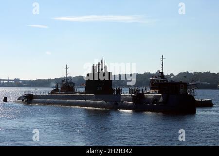 Groton, Usa. 15. Oktober 2021. Das historische Schiff USS Nautilus der US Navy wird am 15. Oktober 2021 von der U-Boot-Basis New London in Groton, Connecticut, auf die Themse geschleppt. Nautilus war das erste mit Atomenergie betriebene U-Boot und das aktuelle U-Boot-Force-Museum und wird ein 36 Millionen Dollar schweres Projekt zur Erhaltung der Meeresumwelt starten. Kredit: MC2 Abel Gonzalez/U.S. Navy/Alamy Live News Stockfoto