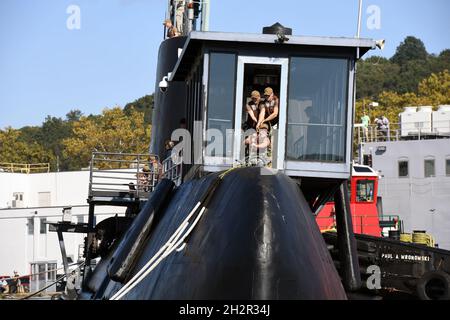 Groton, Usa. 15. Oktober 2021. Die Seeleute der US-Marine ziehen eine Anlegestelle vom Pier zum historischen Schiff USS Nautilus, während das Schiff sich auf die Anlegestelle am Submarine Base New London am 15. Oktober 2021 in Groton, Connecticut, vorbereitet. Nautilus war das erste mit Atomenergie betriebene U-Boot und das aktuelle U-Boot-Force-Museum und wird ein 36 Millionen Dollar schweres Projekt zur Erhaltung der Meeresumwelt starten. Kredit: CPO Joshua Karsten/U.S. Navy/Alamy Live News Stockfoto