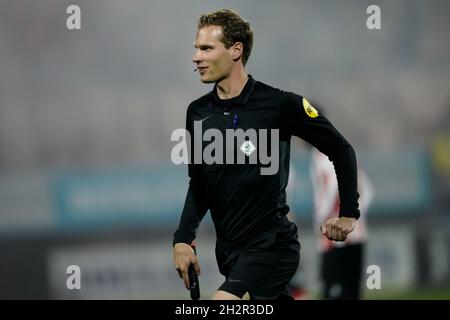 WAALWIJK, NIEDERLANDE - 23. OKTOBER: Assistenzschiedsrichter Sjoerd Nanninga während des niederländischen Eredivisie-Spiels zwischen RKC Waalwijk und Sparta Rotterdam am 23. Oktober 2021 im Mandemakers Stadion in Waalwijk, Niederlande (Foto: Geert van Erven/Orange Picts) Stockfoto