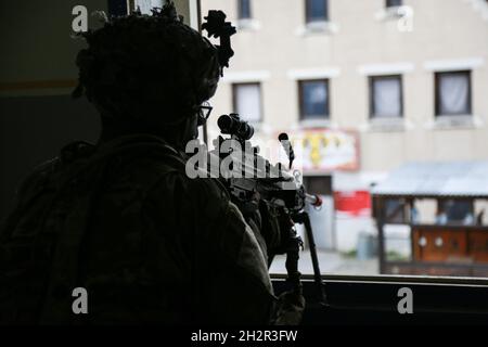 Ein Fallschirmjäger der US-Armee, der dem 2. Bataillon, dem 503rd Fallschirmjäger-Infanterie-Regiment, zugewiesen wurde, wacht über gegnerische Kräfte. Diese Schulung ist Teil der Übung Bayonet Ready 22 am 21. Oktober 2021 im Joint Multinal Readiness Center im Trainingsgebiet Hohenfels. Übung Bayonet Ready 22 ist eine Richtlinie der US Army Southern European Task Force - Africa, die vom 7. Armeeausbildungskommando und der 173. Luftbrigade im Joint Multinary Readiness Center im Hohenfels Training Area, Deutschland, vom 17. Bis 30. Oktober 2021 durchgeführt wird. Die Übung dient der Erleichterung Stockfoto