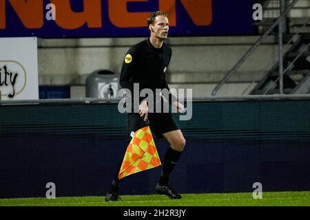 WAALWIJK, NIEDERLANDE - 23. OKTOBER: Assistenzschiedsrichter Sjoerd Nanninga während des niederländischen Eredivisie-Spiels zwischen RKC Waalwijk und Sparta Rotterdam am 23. Oktober 2021 im Mandemakers Stadion in Waalwijk, Niederlande (Foto: Geert van Erven/Orange Picts) Stockfoto