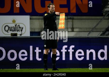 WAALWIJK, NIEDERLANDE - 23. OKTOBER: Assistenzschiedsrichter Sjoerd Nanninga während des niederländischen Eredivisie-Spiels zwischen RKC Waalwijk und Sparta Rotterdam am 23. Oktober 2021 im Mandemakers Stadion in Waalwijk, Niederlande (Foto: Geert van Erven/Orange Picts) Stockfoto