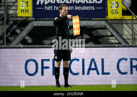 WAALWIJK, NIEDERLANDE - 23. OKTOBER: Assistenzschiedsrichter Sjoerd Nanninga während des niederländischen Eredivisie-Spiels zwischen RKC Waalwijk und Sparta Rotterdam am 23. Oktober 2021 im Mandemakers Stadion in Waalwijk, Niederlande (Foto: Geert van Erven/Orange Picts) Stockfoto