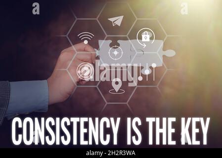 Das Zeichen, das Konsistenz anzeigt, ist der Schlüssel. Geschäftskonzept durch Brechen schlechte Gewohnheiten und Formung gute Hand Halten Puzzle Stück Entsperren Neu Stockfoto