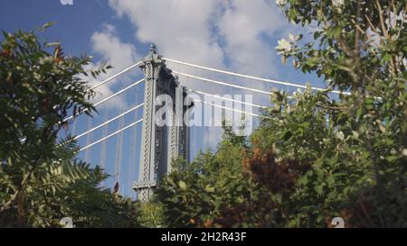 Bild der berühmten Brooklyn Bridge in New York City, aufgenommen von der Küste Brooklyns mit Blick auf Manhattan Stockfoto