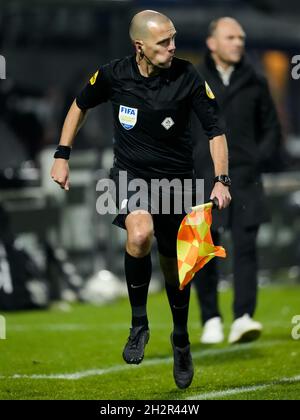 WAALWIJK, NIEDERLANDE - 23. OKTOBER: Assistenzschiedsrichter Sander van Roekel während des niederländischen Eredivisie-Spiels zwischen RKC Waalwijk und Sparta Rotterdam am 23. Oktober 2021 im Mandemakers Stadion in Waalwijk, Niederlande (Foto: Geert van Erven/Orange Picts) Stockfoto