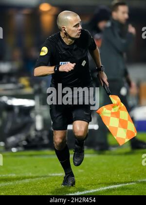 WAALWIJK, NIEDERLANDE - 23. OKTOBER: Assistenzschiedsrichter Sander van Roekel während des niederländischen Eredivisie-Spiels zwischen RKC Waalwijk und Sparta Rotterdam am 23. Oktober 2021 im Mandemakers Stadion in Waalwijk, Niederlande (Foto: Geert van Erven/Orange Picts) Stockfoto