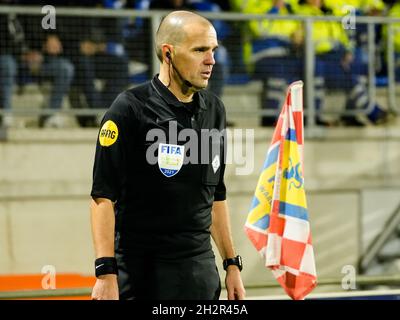 WAALWIJK, NIEDERLANDE - 23. OKTOBER: Assistenzschiedsrichter Sander van Roekel während des niederländischen Eredivisie-Spiels zwischen RKC Waalwijk und Sparta Rotterdam am 23. Oktober 2021 im Mandemakers Stadion in Waalwijk, Niederlande (Foto: Geert van Erven/Orange Picts) Stockfoto