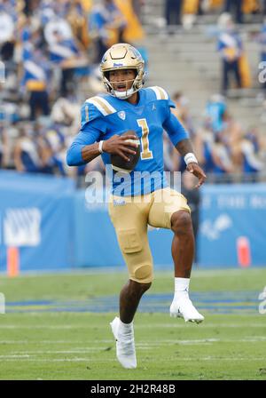 Pasadena, Kalifornien, USA. Oktober 2021. UCLA Bruins Quarterback Dorian Thompson-Robinson #1 kriegt beim NCAA-Fußballspiel zwischen den UCLA Bruins und den Oregon Ducks beim Rose Bowl in Pasadena, Kalifornien, mit dem Ball zusammen. Obligatorischer Bildnachweis : Charles Baus/CSM/Alamy Live News Stockfoto