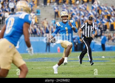 Pasadena, Kalifornien, USA. Oktober 2021. UCLA Bruins Quarterback Dorian Thompson-Robinson #1 kriegt beim NCAA-Fußballspiel zwischen den UCLA Bruins und den Oregon Ducks beim Rose Bowl in Pasadena, Kalifornien, mit dem Ball zusammen. Obligatorischer Bildnachweis : Charles Baus/CSM/Alamy Live News Stockfoto