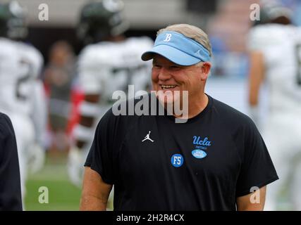 Pasadena, Kalifornien, USA. Oktober 2021. UCLA Bruins Cheftrainer Chip Kelly vor dem NCAA-Fußballspiel zwischen den UCLA Bruins und den Oregon Ducks im Rose Bowl in Pasadena, Kalifornien. Obligatorischer Bildnachweis : Charles Baus/CSM/Alamy Live News Stockfoto