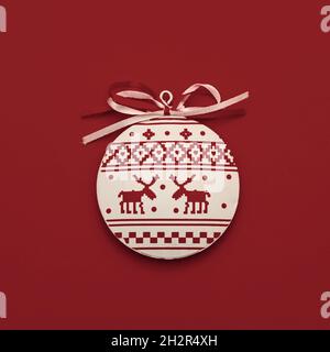 Frohe Weihnachten Neujahrskarte mit skandinavischen Ornamenten Hirsch. Stockfoto