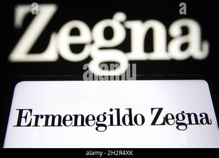 Ukraine. Oktober 2021. Auf dieser Fototafel ist ein Ermenegildo Zegna Logo einer italienischen Luxusgruppe auf einem Smartphone und einem pc-Bildschirm zu sehen. Kredit: SOPA Images Limited/Alamy Live Nachrichten Stockfoto
