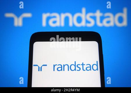 Ukraine. Oktober 2021. In dieser Abbildung ist ein Randstad NV Logo auf einem Smartphone und einem pc-Bildschirm zu sehen. Kredit: SOPA Images Limited/Alamy Live Nachrichten Stockfoto