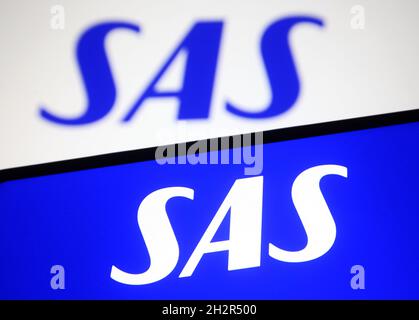 Ukraine. Oktober 2021. In dieser Abbildung ist ein Scandinavian Airlines System (SAS)-Logo auf einem Smartphone und einem pc-Bildschirm zu sehen. Kredit: SOPA Images Limited/Alamy Live Nachrichten Stockfoto