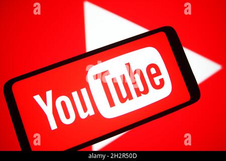 Ukraine. Oktober 2021. In dieser Abbildung ist ein YouTube-Logo einer Online-Video-Sharing- und Social-Media-Plattform auf einem Smartphone-Bildschirm zu sehen. Kredit: SOPA Images Limited/Alamy Live Nachrichten Stockfoto