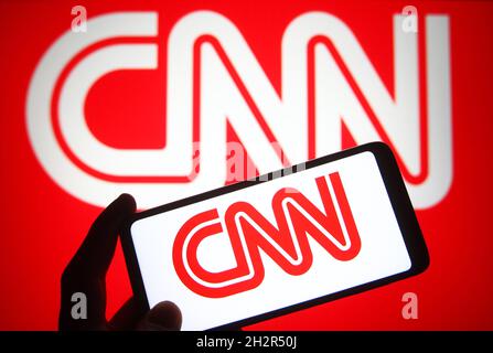 Ukraine. Oktober 2021. In dieser Abbildung ist ein CNN-Logo (Cable News Network) auf einem Smartphone und einem pc-Bildschirm zu sehen. Kredit: SOPA Images Limited/Alamy Live Nachrichten Stockfoto