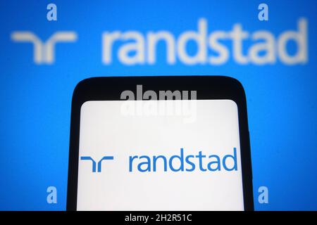 Ukraine. Oktober 2021. In dieser Abbildung ist ein Randstad NV Logo auf einem Smartphone und einem pc-Bildschirm zu sehen. (Foto von Pavlo Gonchar/SOPA Images/Sipa USA) Quelle: SIPA USA/Alamy Live News Stockfoto