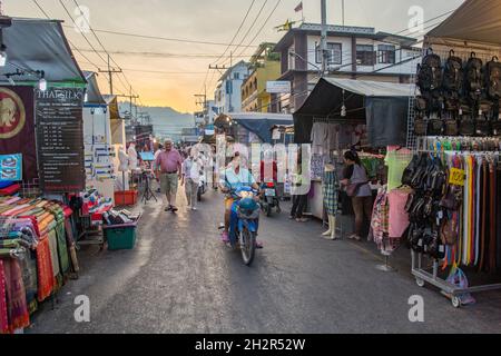 Urbane Szene vom berühmten Nachtmarkt in Hua hin. Hua hin ist ein beliebtes Touristenziel in Thailand Stockfoto