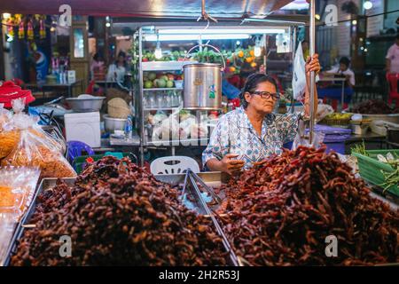 Urbane Szene vom berühmten Nachtmarkt in Hua hin. Hua hin ist ein beliebtes Touristenziel in Thailand Stockfoto