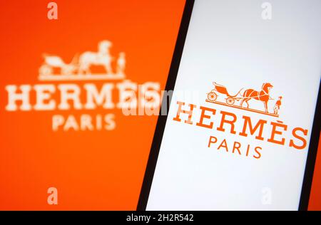 Ukraine. Oktober 2021. In dieser Abbildung ist das Logo der Hermes International S.A. auf einem Smartphone und einem pc-Bildschirm zu sehen. (Foto von Pavlo Gonchar/SOPA Images/Sipa USA) Quelle: SIPA USA/Alamy Live News Stockfoto