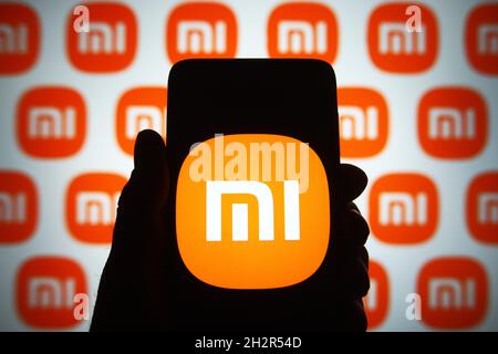 Ukraine. Oktober 2021. In dieser Fototafel ist ein Xiaomi-Logo auf einem Smartphone zu sehen. (Foto von Pavlo Gonchar/SOPA Images/Sipa USA) Quelle: SIPA USA/Alamy Live News Stockfoto