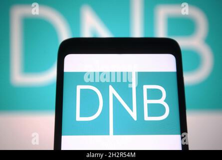 Ukraine. Oktober 2021. Auf dieser Fotolabbildung ist ein DNB ASA-Logo eines norwegischen Finanzdienstleistungskonzerns auf einem Smartphone-Bildschirm zu sehen. (Foto von Pavlo Gonchar/SOPA Images/Sipa USA) Quelle: SIPA USA/Alamy Live News Stockfoto