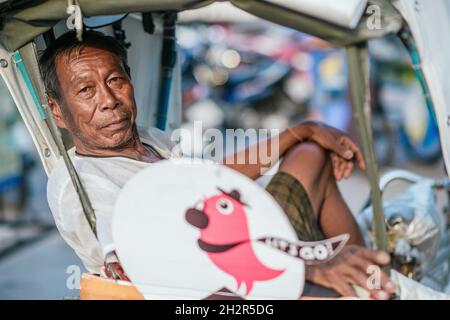 Rikscha-Fahrer bei einer Pause in Hua hin. Dies ist ein altes Fischerdorf, das zu einem der beliebtesten Reiseziele in Thailand wurde. Stockfoto