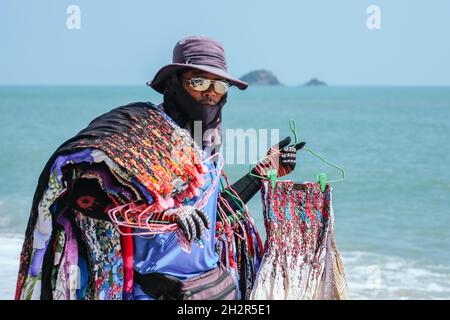 Strandverkäufer, der Bekleidung in Hua hin verkauft. Hua hin ist eines der beliebtesten Reiseziele in Thailand. Stockfoto