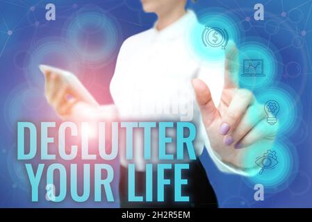 Textschild mit der Aufschrift Declutter Your Life. Geschäftskonzept zur Beseitigung von irrelevanten Dingen oder Informationen im Leben Lady in Uniform Standing Hold Phone Stockfoto