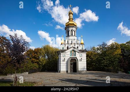 Kiew, Ukraine - 6. Oktober 2021: Andreaskapelle im Askold-Grabpark in Kiew Stockfoto