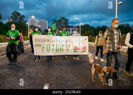 Valencia, Spanien. Oktober 2021. Die Demonstranten sahen während der Demonstration ein Transparent mit der Aufschrift "Lasst uns für einen Planeten mit Zukunft erziehen".Tausende von Menschen protestieren wegen seiner Umweltauswirkungen gegen die Erweiterung des Hafens von Valencia. Die Demonstranten glauben, dass die Arbeiten dem Naturpark Albufera, einem Süßwasser-Feuchtgebiet in der Nähe des Hafens und den Stränden im Süden der Stadt schaden werden. (Foto: Xisco Navarro/SOPA Images/Sipa USA) Quelle: SIPA USA/Alamy Live News Stockfoto