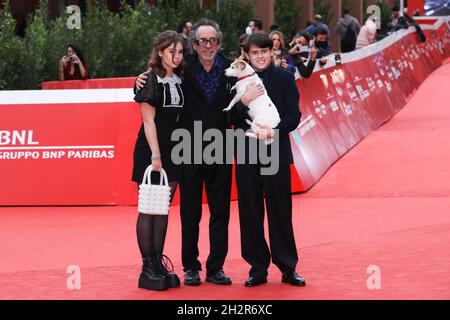 Rom, Italien. Oktober 2021. Rome Cinema Fest 2021, Film Fest, Red carpet Tim Burton. Im Bild: Tim Burton mit den Söhnen Nell, Billy-Ray und dem Hund Levi Credit: Independent Photo Agency/Alamy Live News Stockfoto