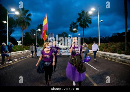 Valencia, Spanien. Oktober 2021. Während der Demonstration wurden die Demonstranten mit T-Shirts mit der Aufschrift "No Port Expansion" gesehen.Tausende von Menschen protestieren gegen die Erweiterung des Hafens von Valencia aufgrund seiner Umweltauswirkungen. Die Demonstranten glauben, dass die Arbeiten dem Naturpark Albufera, einem Süßwasser-Feuchtgebiet in der Nähe des Hafens und den Stränden im Süden der Stadt schaden werden. Kredit: SOPA Images Limited/Alamy Live Nachrichten Stockfoto