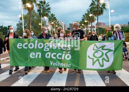 Valencia, Spanien. Oktober 2021. Während der Demonstration sahen die Demonstranten ein Transparent halten, auf dem ihre Meinung zum Ausdruck kam.Tausende von Menschen protestieren wegen der Umweltauswirkungen gegen die Erweiterung des Hafens von Valencia. Die Demonstranten glauben, dass die Arbeiten dem Naturpark Albufera, einem Süßwasser-Feuchtgebiet in der Nähe des Hafens und den Stränden im Süden der Stadt schaden werden. Kredit: SOPA Images Limited/Alamy Live Nachrichten Stockfoto