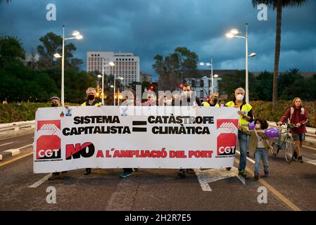 Valencia, Spanien. Oktober 2021. Während der Demonstration sahen die Demonstranten ein Transparent halten, auf dem ihre Meinung zum Ausdruck kam.Tausende von Menschen protestieren wegen der Umweltauswirkungen gegen die Erweiterung des Hafens von Valencia. Die Demonstranten glauben, dass die Arbeiten dem Naturpark Albufera, einem Süßwasser-Feuchtgebiet in der Nähe des Hafens und den Stränden im Süden der Stadt schaden werden. Kredit: SOPA Images Limited/Alamy Live Nachrichten Stockfoto