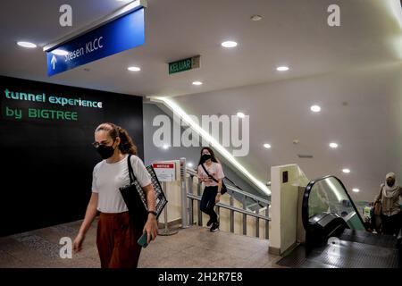 Kuala Lumpur, Malaysia. Oktober 2021. Menschen mit Gesichtsmasken als vorbeugende Maßnahme gegen die Ausbreitung des Coronavirus gehen durch einen unterirdischen Tunnel, der die Light Rail Transit (LRT)-Station mit dem KLCC in Kuala Lumpur verbindet. Malaysia befindet sich derzeit in der Erholungsphase von Covid-19, die Anfang Oktober mit der Aufrechterhaltung mehrerer Standard Operation Procedures (SOPs) begann, um die Ausbreitung der Covid-19-Infektion einzudämmen. Kredit: SOPA Images Limited/Alamy Live Nachrichten Stockfoto