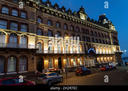 Scarborough, Großbritannien. Oktober 2021. Das Grand Hotel an einer kalten Nacht in Scarborough, Yorkshire. Kredit: SOPA Images Limited/Alamy Live Nachrichten Stockfoto