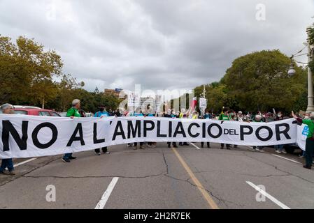 Valencia, Spanien. Oktober 2021. Während der Demonstration sahen die Demonstranten ein Transparent halten, auf dem ihre Meinung zum Ausdruck kam.Tausende von Menschen protestieren wegen der Umweltauswirkungen gegen die Erweiterung des Hafens von Valencia. Die Demonstranten glauben, dass die Arbeiten dem Naturpark Albufera, einem Süßwasser-Feuchtgebiet in der Nähe des Hafens und den Stränden im Süden der Stadt schaden werden. Kredit: SOPA Images Limited/Alamy Live Nachrichten Stockfoto