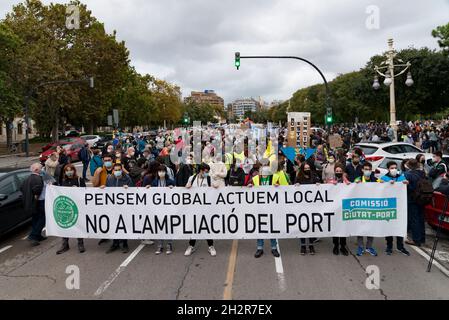 Valencia, Spanien. Oktober 2021. Während der Demonstration sahen die Demonstranten ein Transparent halten, auf dem ihre Meinung zum Ausdruck kam.Tausende von Menschen protestieren wegen der Umweltauswirkungen gegen die Erweiterung des Hafens von Valencia. Die Demonstranten glauben, dass die Arbeiten dem Naturpark Albufera, einem Süßwasser-Feuchtgebiet in der Nähe des Hafens und den Stränden im Süden der Stadt schaden werden. Kredit: SOPA Images Limited/Alamy Live Nachrichten Stockfoto